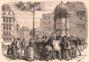 Boulevard Pigalle in Parijs: Parijse menigte rond een Morris-zuil tijdens de verkoop van kranten door Unknown