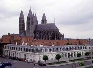 Kathedraal van Doornik (België), buitenaanzicht door Unknown artist