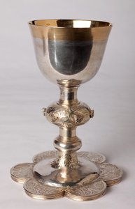 Kelk van kapelaan Georges Coquere. Metaalbewerking, goud en zilver