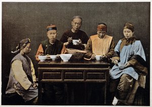Chinese familie aan het eten - fotochrome, eind 19e eeuw door Unknown artist