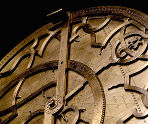 Detailweergave van een koperen astrolabium. 17e eeuw