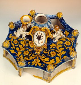 Acht-delige schrijfset gemaakt in majolica (maiolica) in donkerblauw, geel en lichtgroen. 1560-1570 Enouen, Nationaal Renaissance Museum door Unknown artist