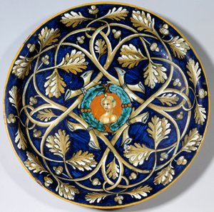Faience bord met een vrouwenbuste door Unknown artist