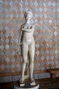 Flora (Carrara marmer) door Unknown artist