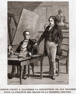 Niepce leest aan Louis Daguerre de beschrijving van Heliografie voor, voor het vastleggen van beelden uit camera obscura - Nicephore Niepce (1765-1833), Franse uitvinder, pionier van de fotografie door Unknown artist