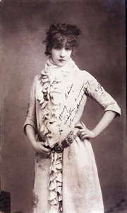 Portret van Henriette Rosine Bernard, bekend als Sarah Bernhardt (1844-1923), gesigneerde foto door Unknown artist