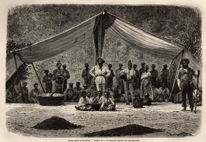De gemeenschappelijke maaltijd van de arbeiders na het verzamelen van koffiebonen, die op de grond drogen op de voorgrond; in het midden van de afbeelding, de eigenaar van de plantage sluit en draagt een witte hoofdbedekking. Gravure ter illustratie van de