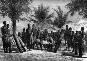 De koning van Grand Bassam omringd door zijn hof. Ivoorkust. Gravure in 