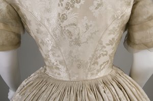 Trouwjurk (achteraanzicht detail van taille) door Unknown artist