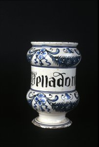 XVI eeuwse apothekerspot met Belladonna, giftig kruid gebruikt in de farmacie. Museum voor Wetenschap en Technologie, Milaan door Unknown artist