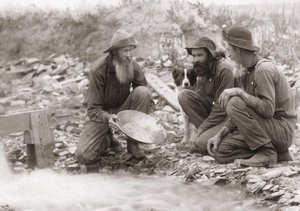 3 mannen die de aarde filteren om goud te verkrijgen: goudzoekers in Zuid-Dakota, Rockerville. Fotografie 1889