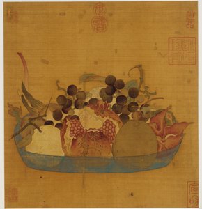 Een blauwe glazen schaal gevuld met fruit door Unknown artist