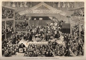 Een podium van het Japanse theater, in Yokohama, met drie galerijen voor de ontvangst van toeschouwers; de acteurs spelen op een hoog podium, elk vergezeld door een man die een lange stok vasthoudt met aan het uiteinde een kaars; tijdens de voorstelling is