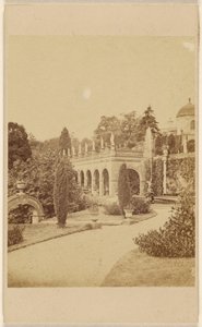 Alton Gardens - Piazza en fontein door Unknown artist