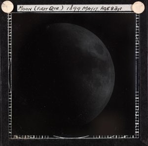 Astronomische glasplaatdia van de maan in eerste kwartier (1899) door Unknown artist