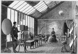 Atelier van een amateurfotograaf met zijn accessoires in Frankrijk in 1888. in 