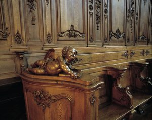 Barokke architectuur: houten koorbank die een engel voorstelt, attribuut van de evangelist Sint-Mattheus. Koor (18e eeuw) van de Sint-Stefanuskerk. Binnenaanzicht. Marmoutier, Bas-Rhin (67).