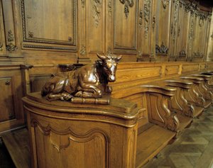 Barokke architectuur: houten koorbank die een os voorstelt, attribuut van de evangelist Sint-Lucas. Koor (18e eeuw) van de Sint-Stefanuskerk. Binnenaanzicht. Marmoutier, Bas-Rhin (67).