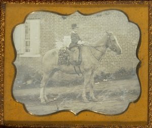 [Jongen met hoed op paard] door Unknown artist