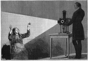 Katalepsie veroorzaakt onder invloed van licht. Franse neuroloog Jean Martin Charcot (1825-1893) bestudeert het fenomeen van hypnose bij een patiënt in het Salpêtrière-ziekenhuis. door Unknown artist