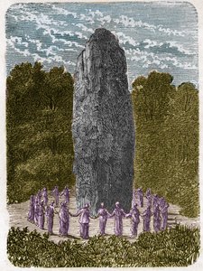Druïde danst rond een menhir.