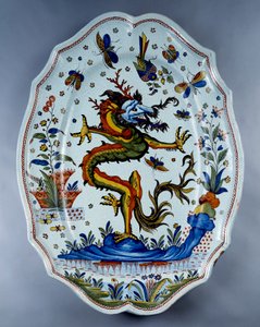 Faience schaal versierd met een draak door Unknown artist