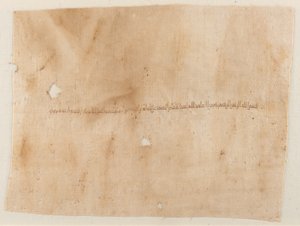 Fragment van een kledingstuk met geborduurde inscriptie