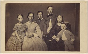 [Groep familieportret, twee vrouwen en vier kinderen]. door Unknown artist