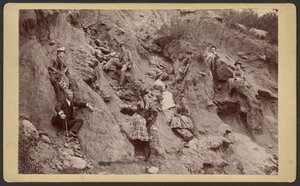 [Groep poseert op heuvel].