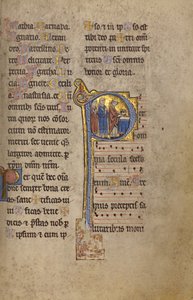 Beginletter P: Een priester en twee diakens voor een altaar