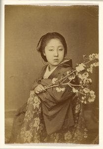 [Japanse vrouw die bloeiende prunustak vasthoudt]. door Unknown artist
