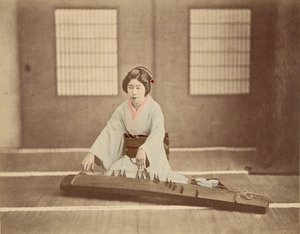 [Japanse vrouw die op een koto speelt].