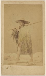 [Japanse man draagt strooien regencape en hoed, en draagt een lange stok]. door Unknown artist