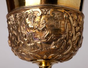 Metaalsmeedkunst. Kelk. Geschenk van kanunnik A. Le Vaillant de la Bassarderie, deken van het kathedraalkapittel 1726 tot 1758. 18e eeuw (detail)