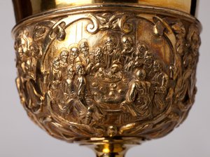 Metaalsmeedwerk. Kelk. Geschenk van kanunnik A. Le Vaillant de la Bassarderie, deken van het kathedraalkapittel 1726 tot 1758. 18e eeuw. Detail. door Unknown artist
