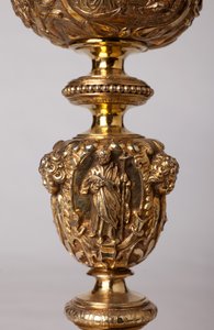 Metaalbewerking. Kelk. Geschenk van kanunnik A. Le Vaillant de la Bassarderie, deken van het kathedraalkapittel 1726 tot 1758. 18e eeuw. Detail. door Unknown artist