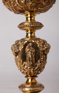 Metaalbewerking. Kelk. Geschenk van kanunnik A. Le Vaillant de la Bassarderie, deken van het kathedraalkapittel 1726 tot 1758. 18e eeuw. Detail.