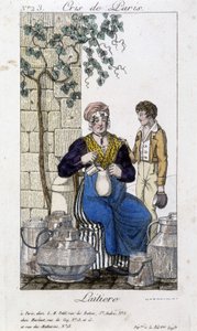 Melk giet melk in een fles voor een jonge man - in 