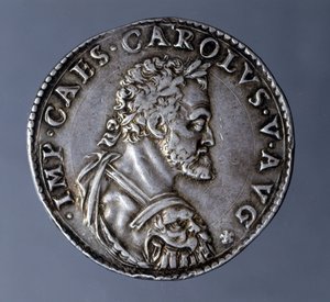 Munt geslagen in de naam en het beeld van keizer Karel V (1500-1558).