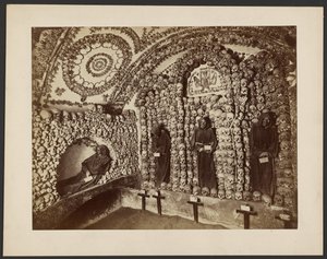[Ossuarium in een kapucijnenkerk, Rome]. door Unknown artist