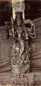 Pilaar en figuur, gesneden uit één steen. Coimbatore