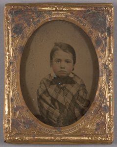 [Portret van een jongetje met geruite jas en vlinderdas]. door Unknown artist