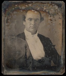 [Portret van een zittende man met een ovale bril met draadrand]. door Unknown artist