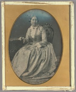 [Portret van een zittende vrouw in een lange, vloeiende jurk].