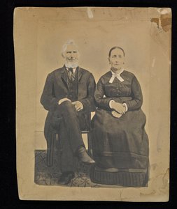 [Portret van een zittend echtpaar]. door Unknown artist