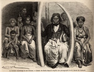 Portret van een Afrikaanse ivoorhandelaar, omringd door zijn vrouwen door Unknown artist