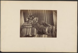 [Liggende Algerijnse odalisque, stam Ouled Nail].