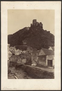 [Ruïnes van kasteel met uitzicht op stad]. door Unknown artist