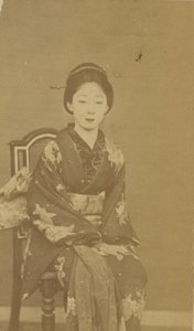 [Zittende Japanse vrouw]