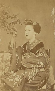 [Zittende Japanse vrouw]